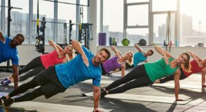 Core-Training ohne Matte: 4 Stehübungen, die Physiotherapeuten für effektiver halten als Planks